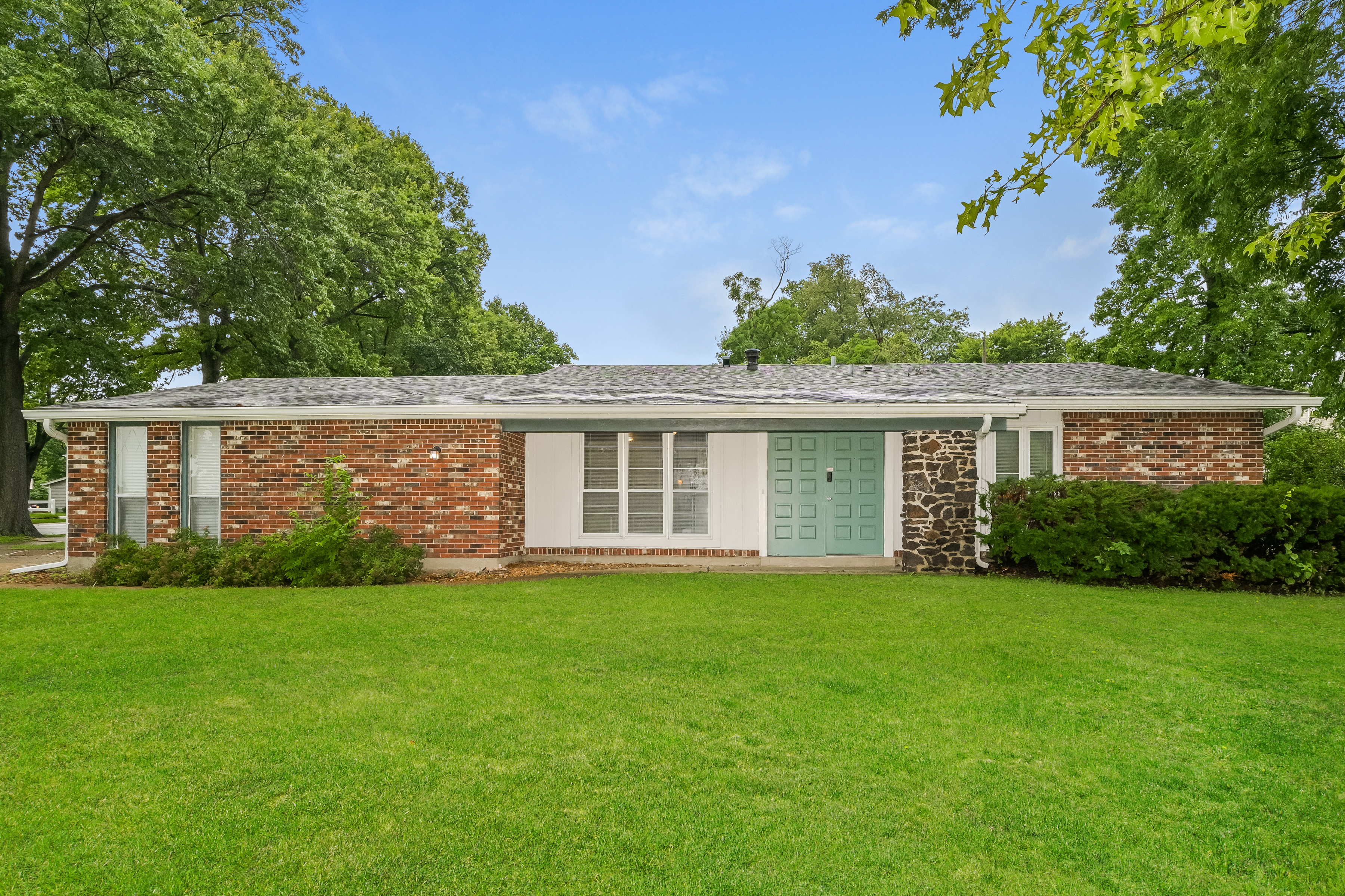 900 BROADHURST DR MANCHESTER, MO 63021